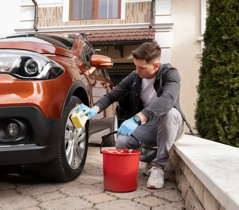 Lavage auto à domicile Pleumeur-Gautier : professionnel intervenant sur un véhicule